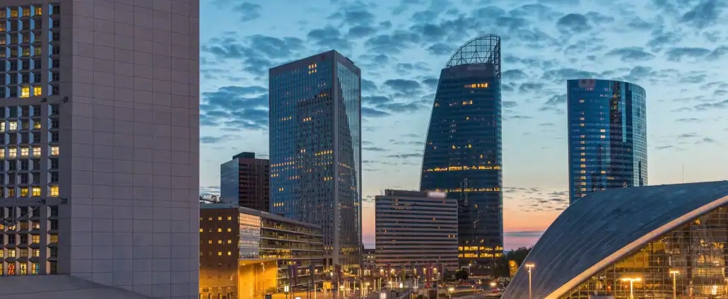 A vibrant urban environment, illustrating advanced technology of WALLIX solutions.