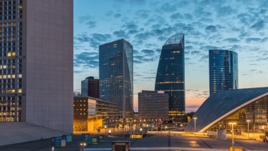 A vibrant urban environment, illustrating advanced technology of WALLIX solutions.