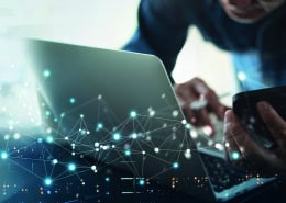 Digitale Technologie, Internet-Netzwerkverbindung, Big Data, digitales Marketing IOT Internet der Dinge Konzept. Mann mit modernem Computer surft im Internet futuristischen Metaverse NFT, innovative Technologie Hintergrund